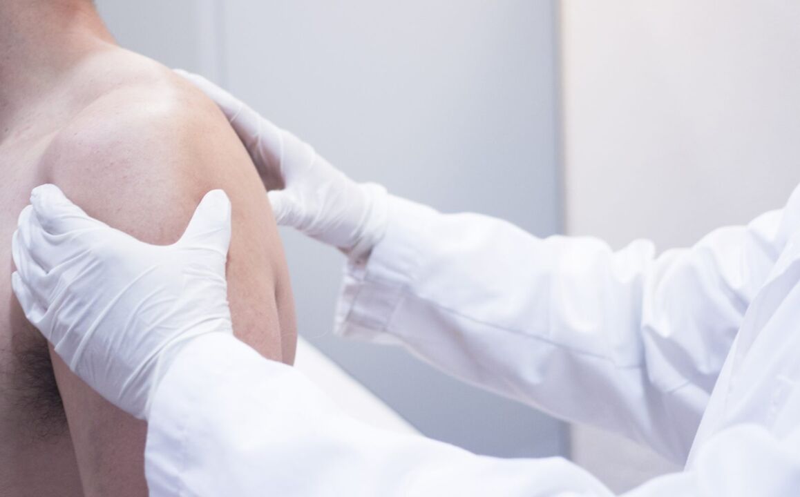 the doctor examines the shoulder for arthrosis
